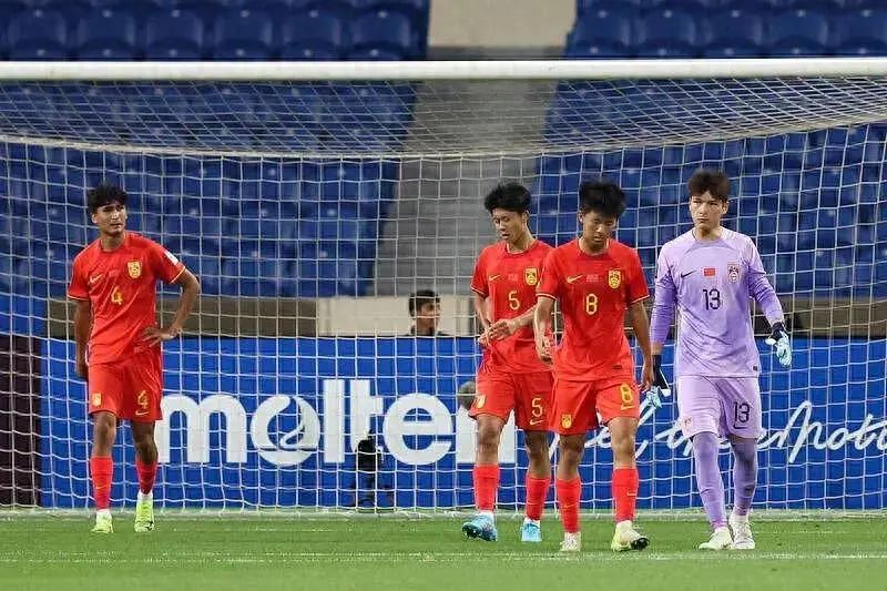 国足惨败后，教练组面临巨大压力(国足教练团队已完成重组展开工作)