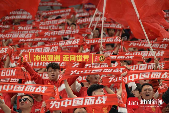 塔斯马尼亚联球迷现场助威，球队斗志昂扬的简单介绍