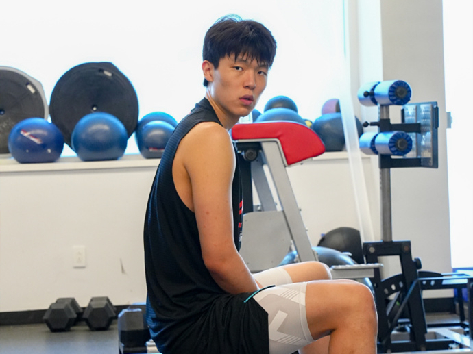 爱体育app-关于杨瀚森夏联首训获好评!教练称赞成熟队友感慨太会传球的信息