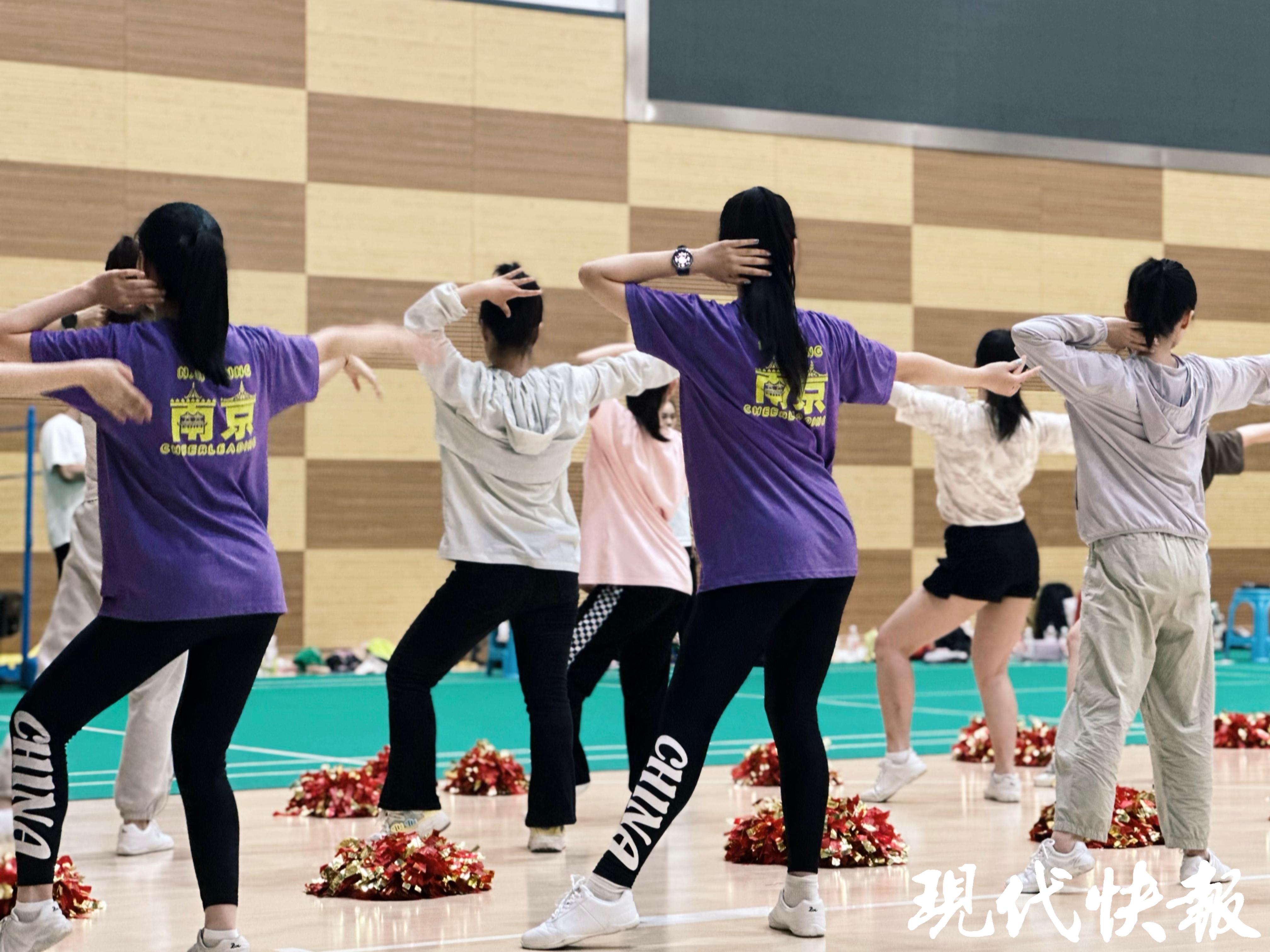 包含浙江啦啦队分享日常：终于在苏超常州队的场地表演啦的词条
